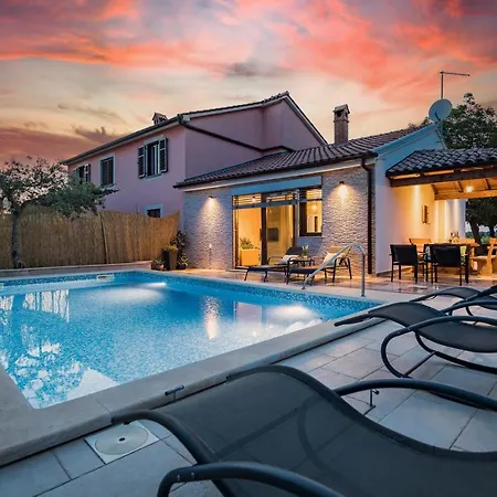House Mara With A Private Pool Воднян