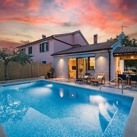 House Mara With A Private Pool * Воднян