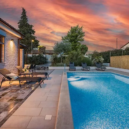 House Mara With A Private Pool Дом отдыха Воднян