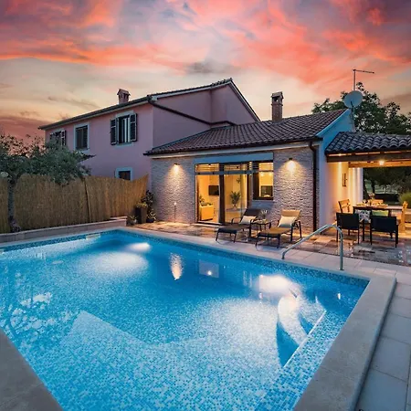 Дом отдыха House Mara With A Private Pool