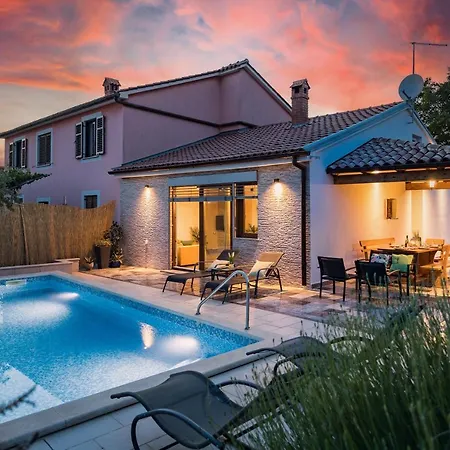 Дом отдыха House Mara With A Private Pool