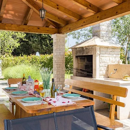 House Mara With A Private Pool