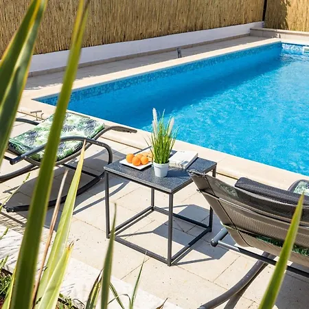 House Mara With A Private Pool *